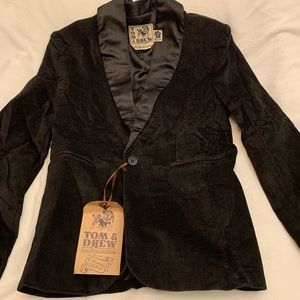 AMAZING Boys SZ.8 BLACK velvet tuxedo jacket. NWT